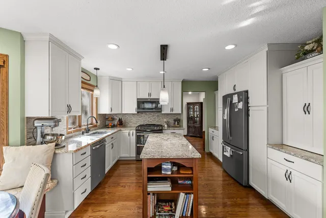 $589,000 | 1110 Hollybrook Drive, Wayzata, MN 55391