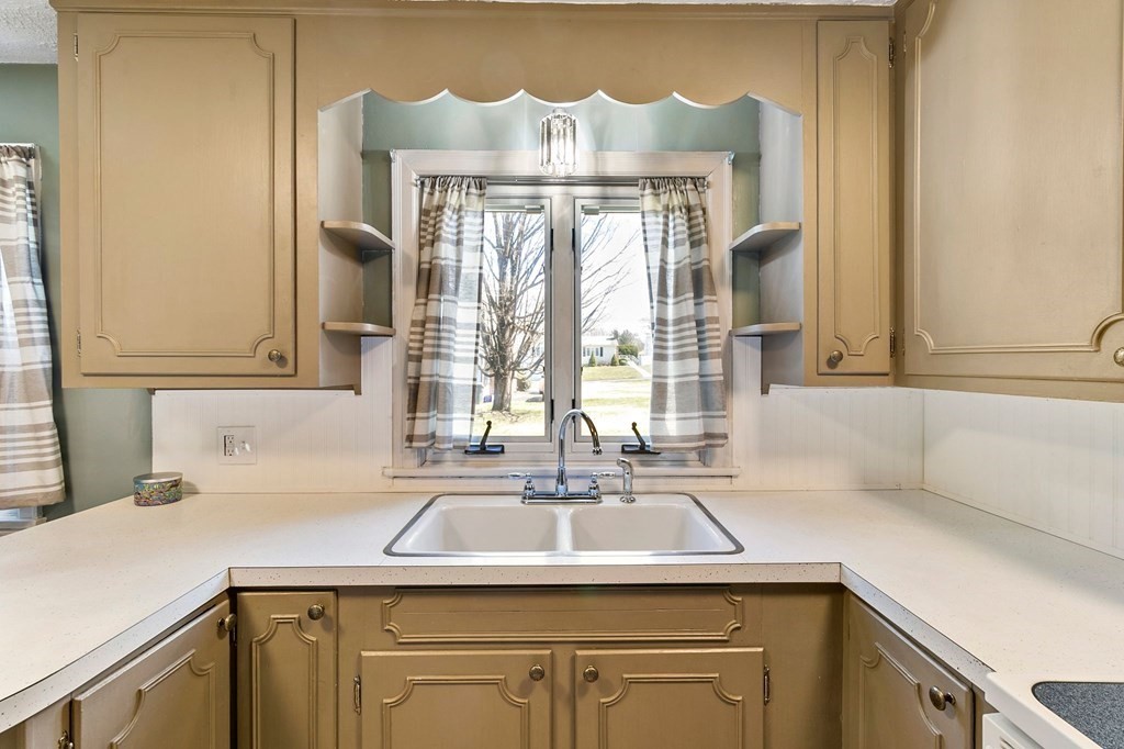 145 Devens Street Springfield, MA 01151 - Photo 10 of 35