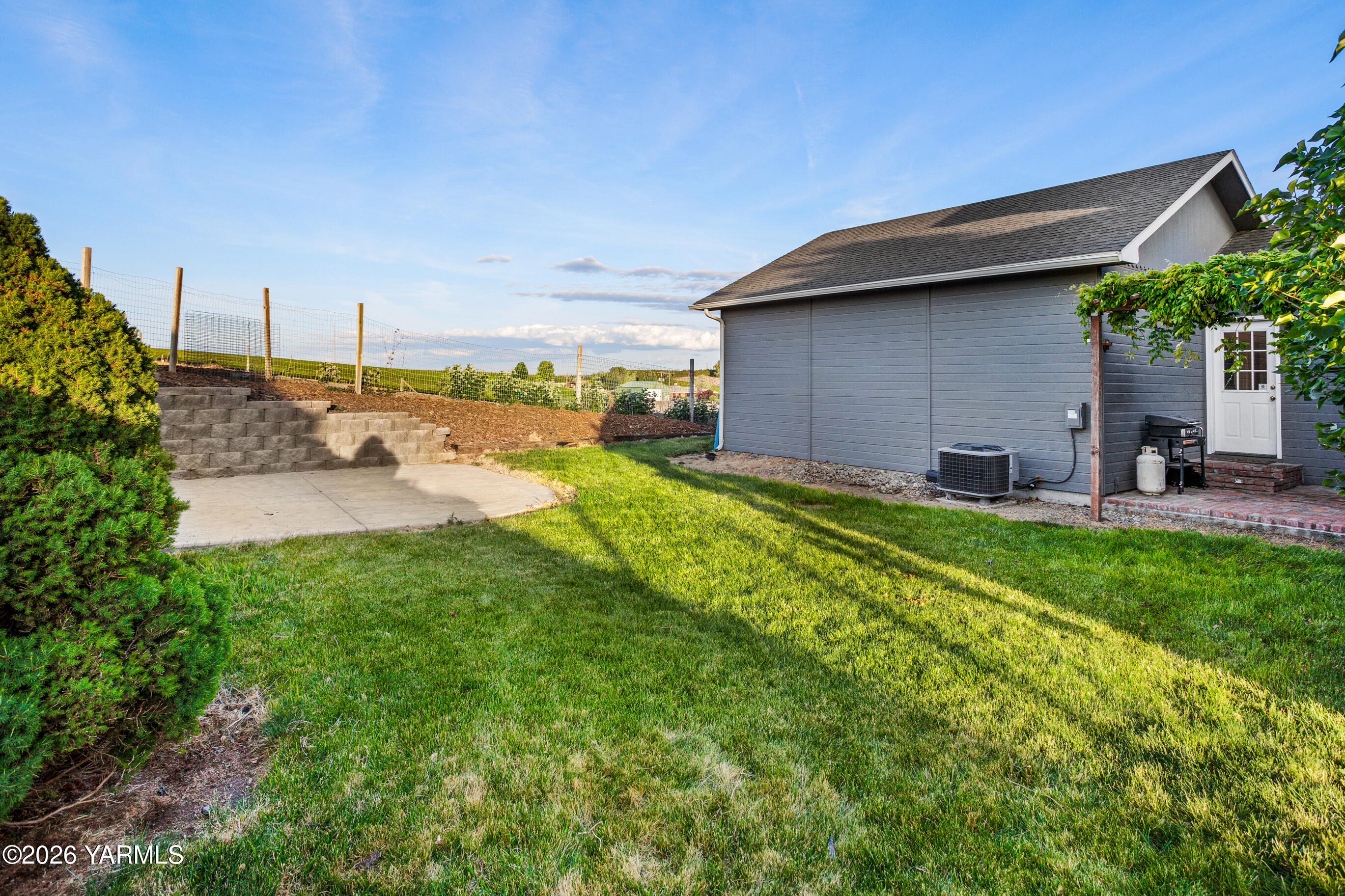5060 Lombard Loop Road Zillah, WA 98953 - Photo 45 of 65 a backyard of a house with table and chairs