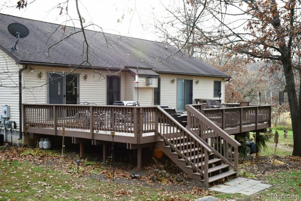 7215 Faussett Road Fenton, MI 48430 - Photo 11 of 46 11 deck.jpg
