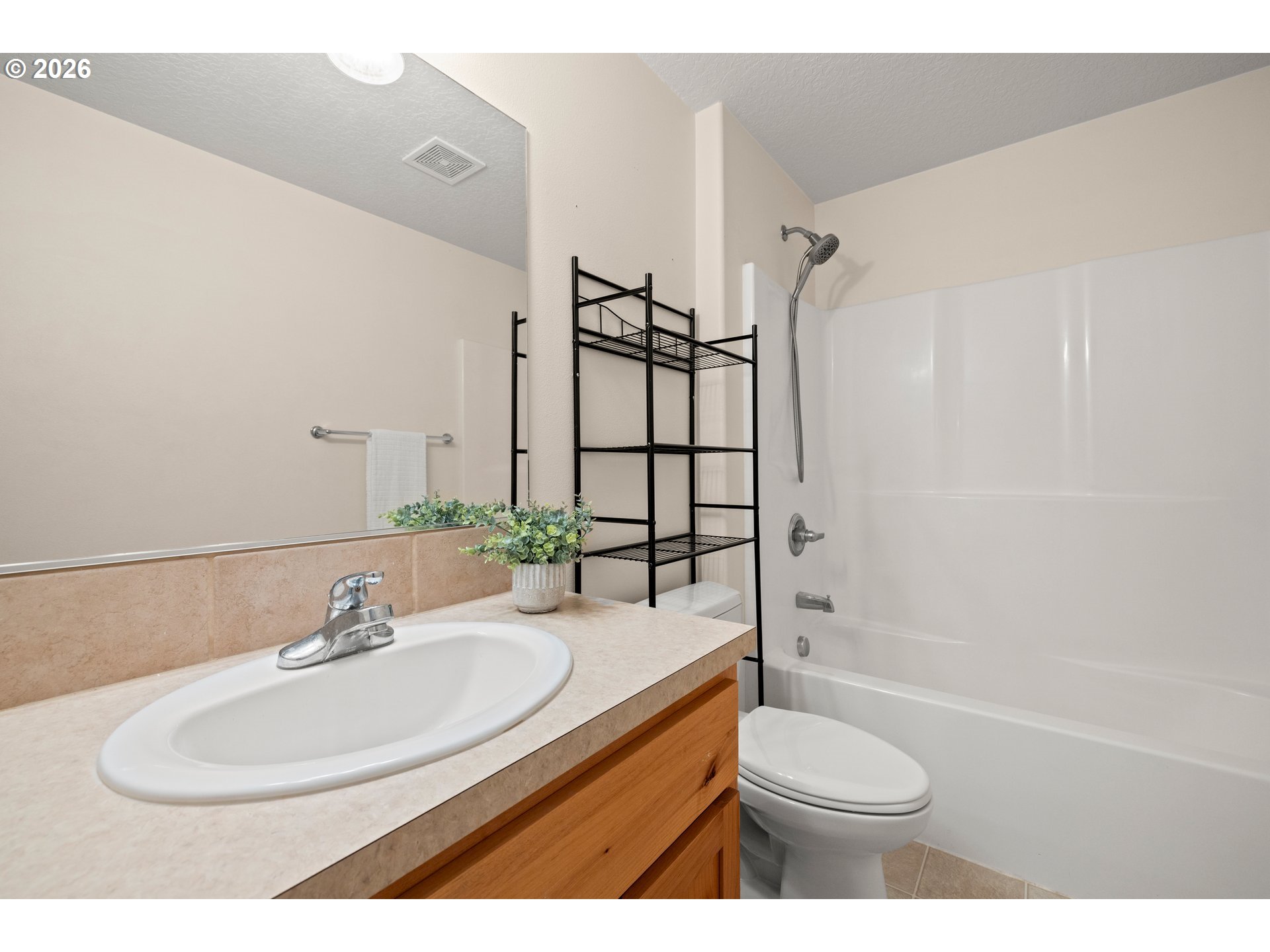 413 Lair Lane Newberg, OR 97132 - Photo 21 of 32 Bathroom
