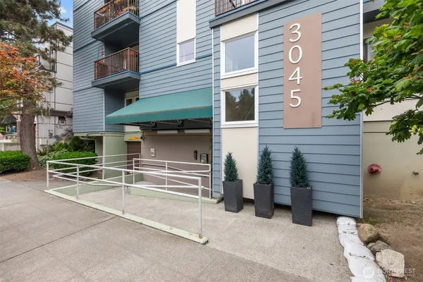 $285,000 | 3045 20th Avenue West, Unit 209, Seattle, WA 98199