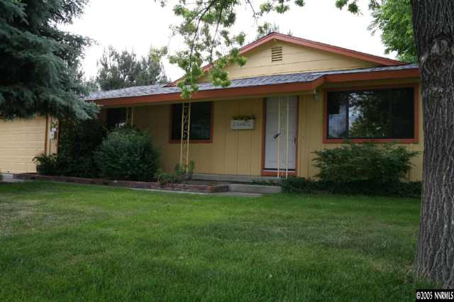 a view of a house with backyard and garden