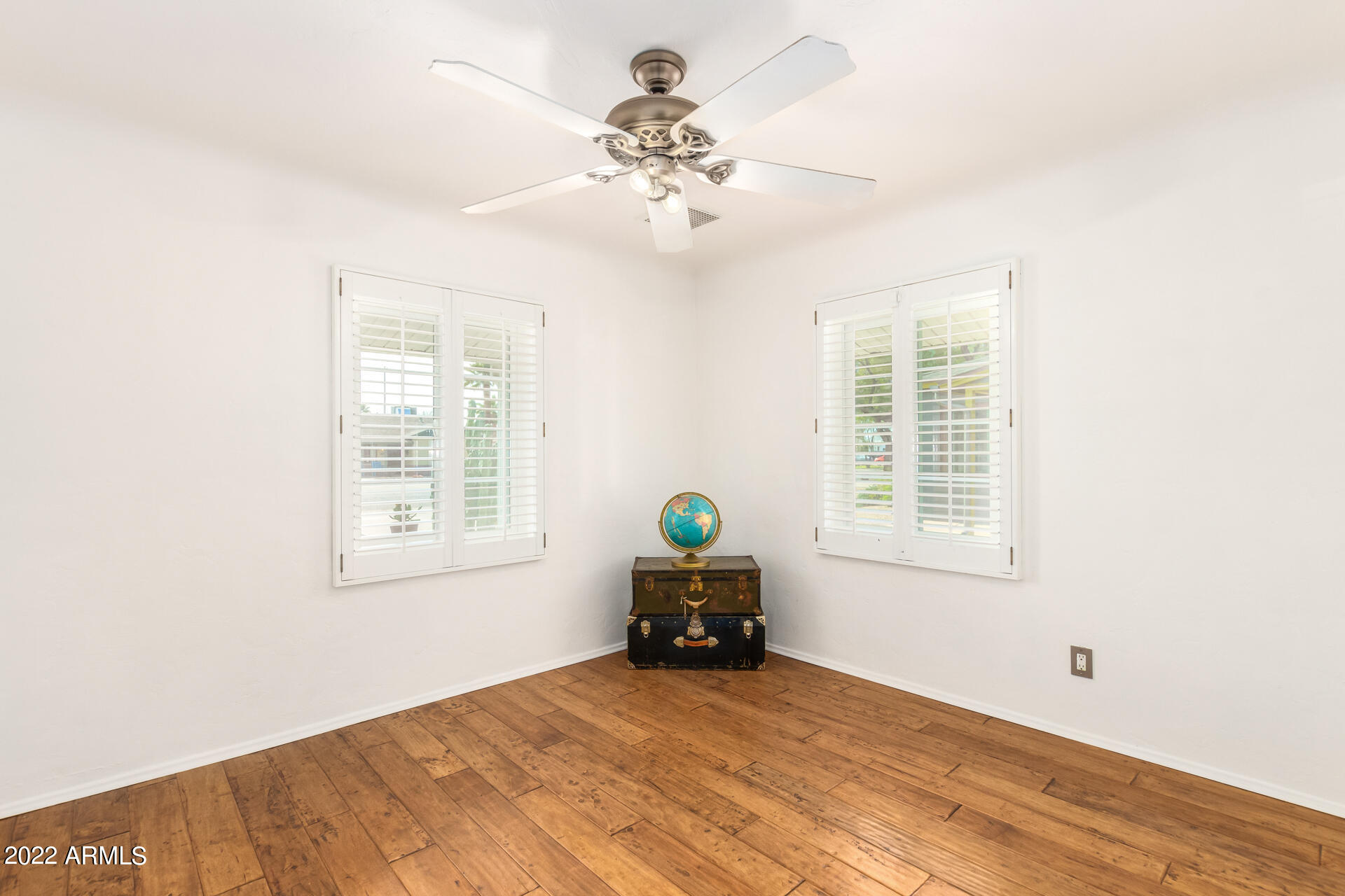 1330 East Granada Road Phoenix, AZ 85006 - Photo 18 of 24 a workspace with furniture and a window