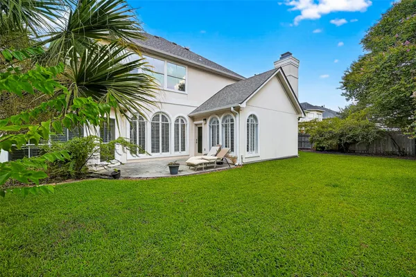 a view of a house with a backyard