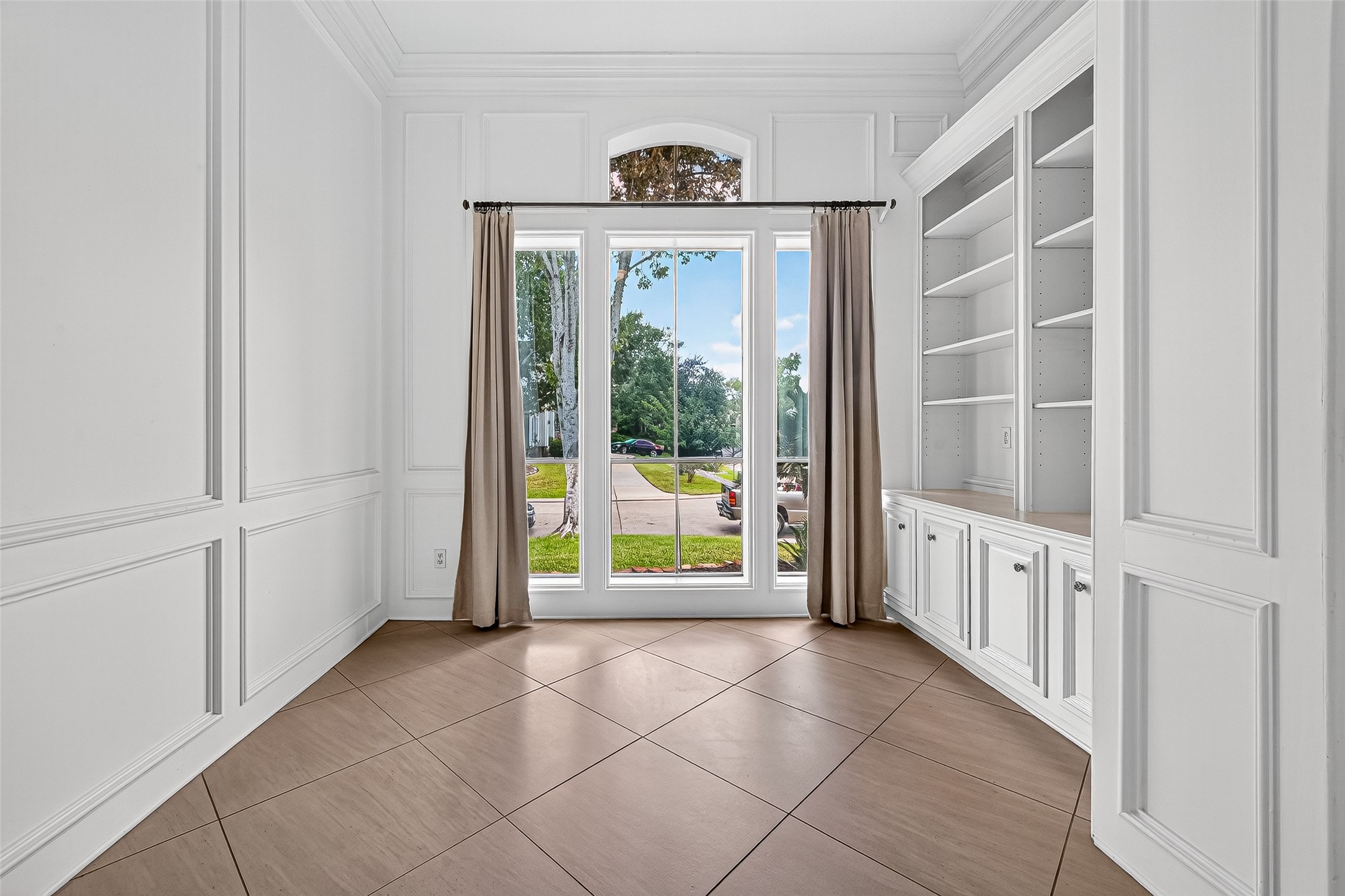 1803 Cottage Landing Lane Houston, TX 77077 - Photo 7 of 50 a view of an entryway with wooden floor