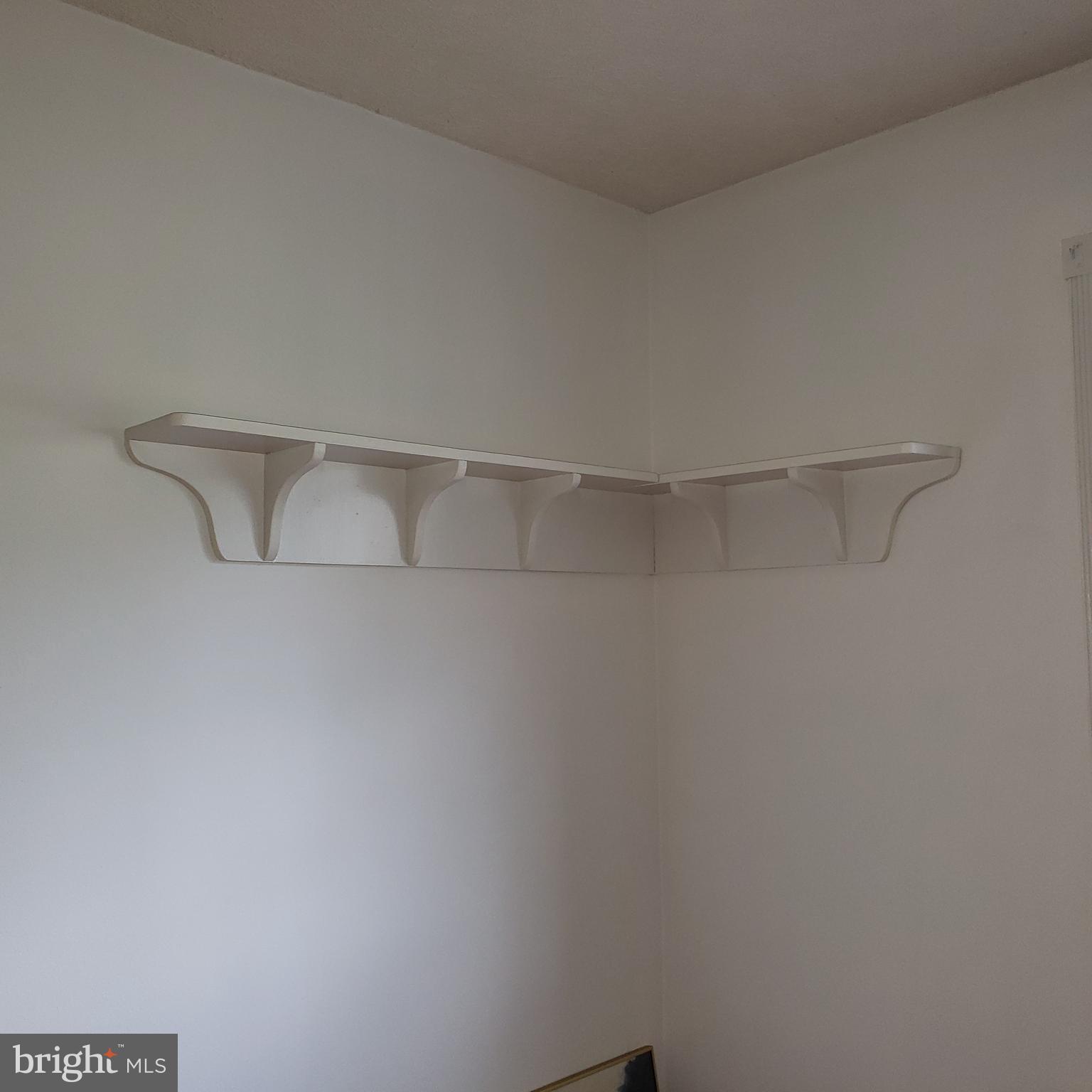 342 Westshire Road Baltimore, MD 21229 - Photo 14 of 23 Detail in Living Room