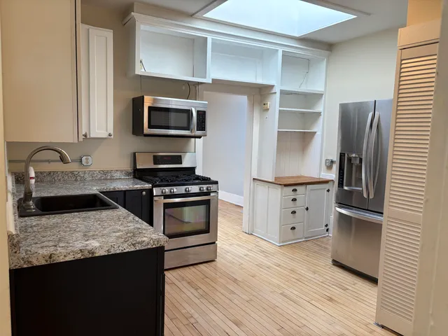 $1,350 | 340 River Street, Unit 1/2, Manistee, MI 49660