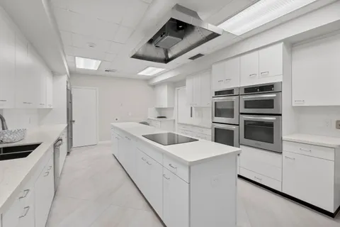 $6,495,000 | 200 Bradley Place, Unit 302, Palm Beach, FL 33480