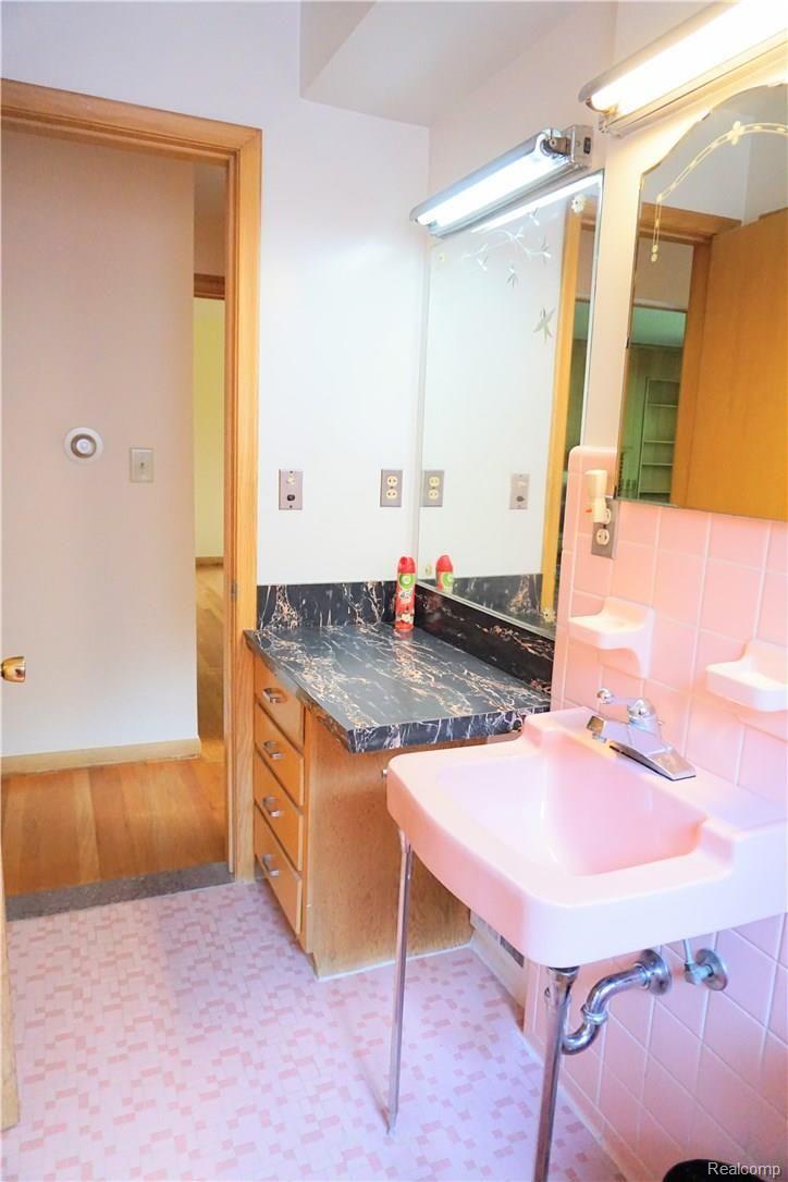 902 Hampton Road Grosse Pointe, MI 48236 - Photo 39 of 47 DSC00310.jpg