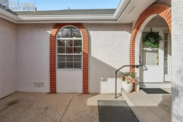 a view of livingroom with furniture