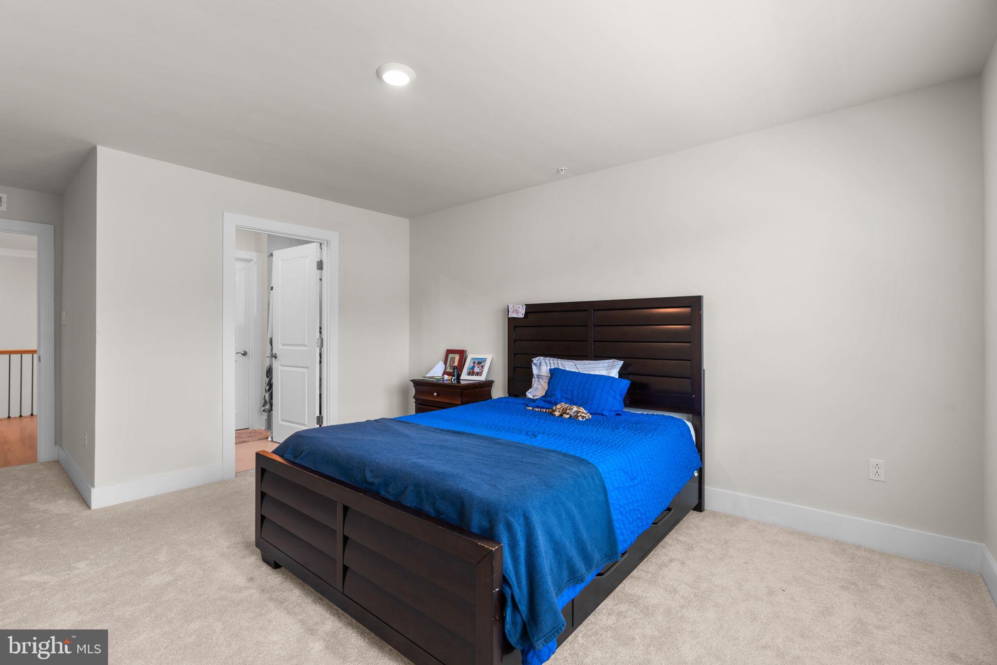 21708 Woodfield Road Gaithersburg, MD 20882 - Photo 32 of 76 a bedroom with a bed and a lamp