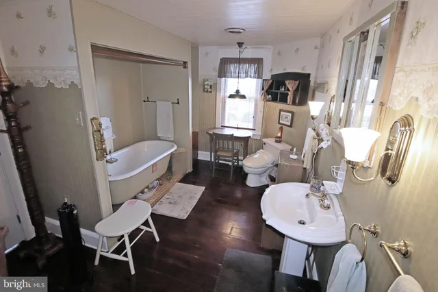 $650,000 | 2145 Old Lancaster Pike, Reinholds, PA 17569