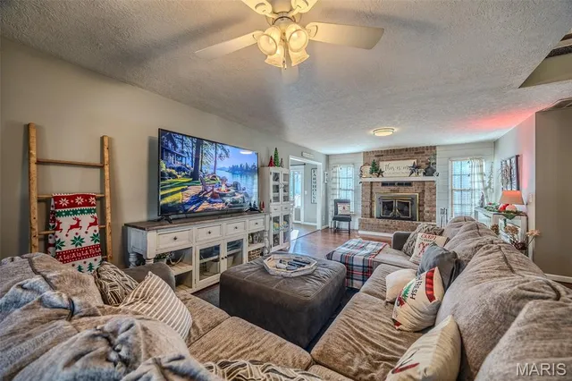 $560,000 | 22198 Glencastle Lane, Lebanon, MO 65536