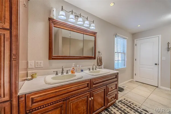 $560,000 | 22198 Glencastle Lane, Lebanon, MO 65536