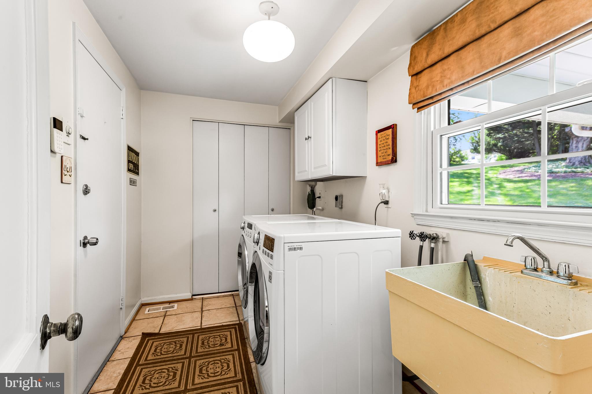 5 Buckley Court Towson, MD 21286 - Photo 18 of 48 Main floor laundry and mud room