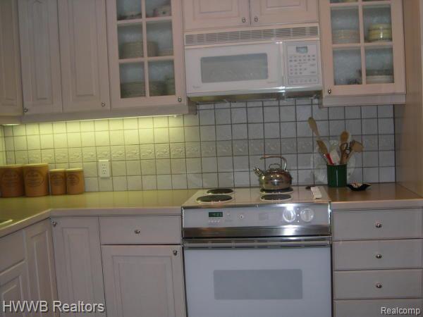 27140 Gardenway Road Franklin, MI 48025 - Photo 14 of 25 kitchen to right