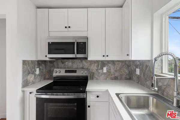 $2,000 | 15840 Chatsworth Street, Granada Hills, CA 91344