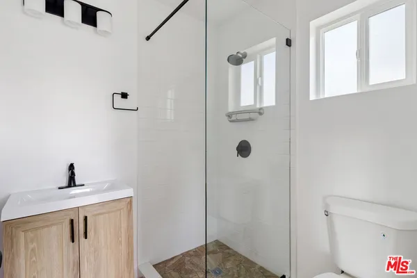 $2,000 | 15840 Chatsworth Street, Granada Hills, CA 91344