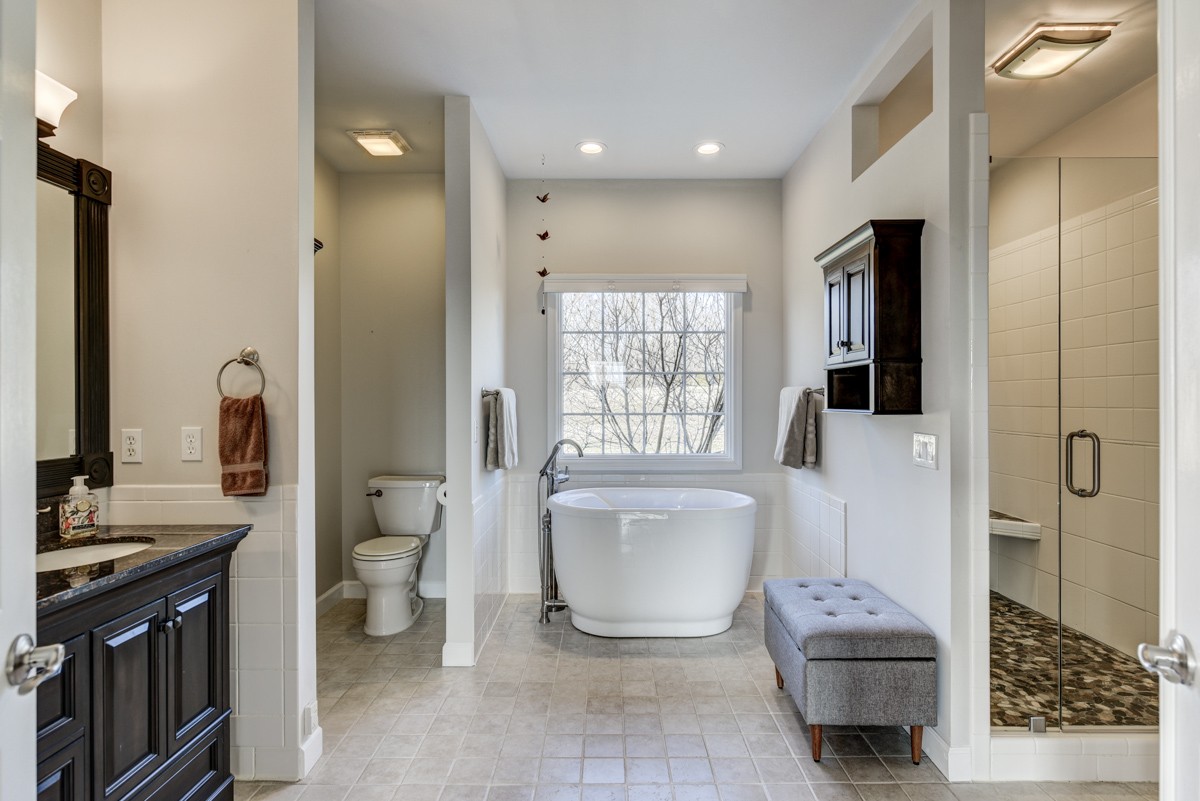 Grand primary bathroom