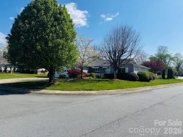 $330,000 | 200 Dartcrest Drive, Hendersonville, NC 28792