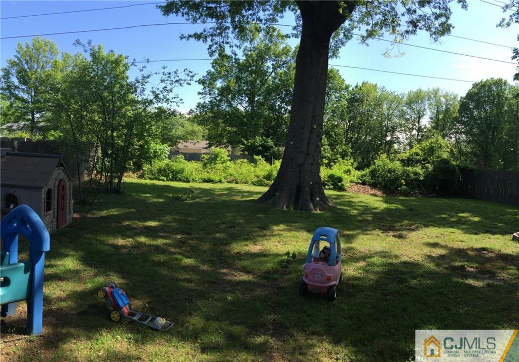 31 Colton Road Edison, NJ 08817 - Photo 9 of 10 a backyard of a house with lots of green space