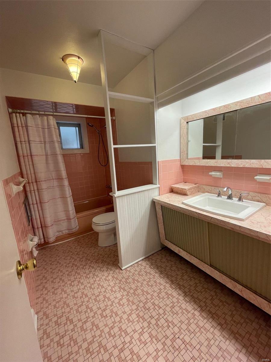 8404 Rockspring Drive St. Louis, MO 63123 - Photo 8 of 18 Gallery Image 8
