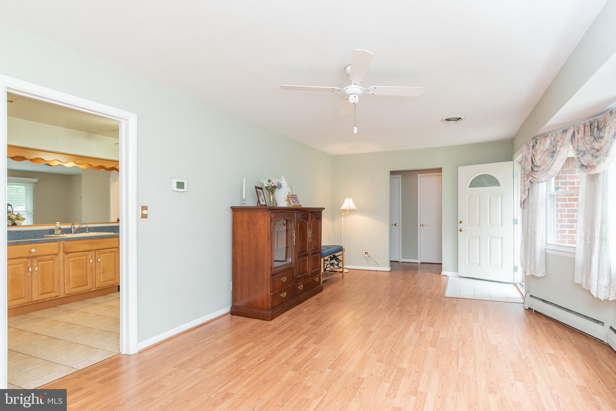 922 Starbit Road Baltimore, MD 21286 - Photo 11 of 31 Living /dining combo