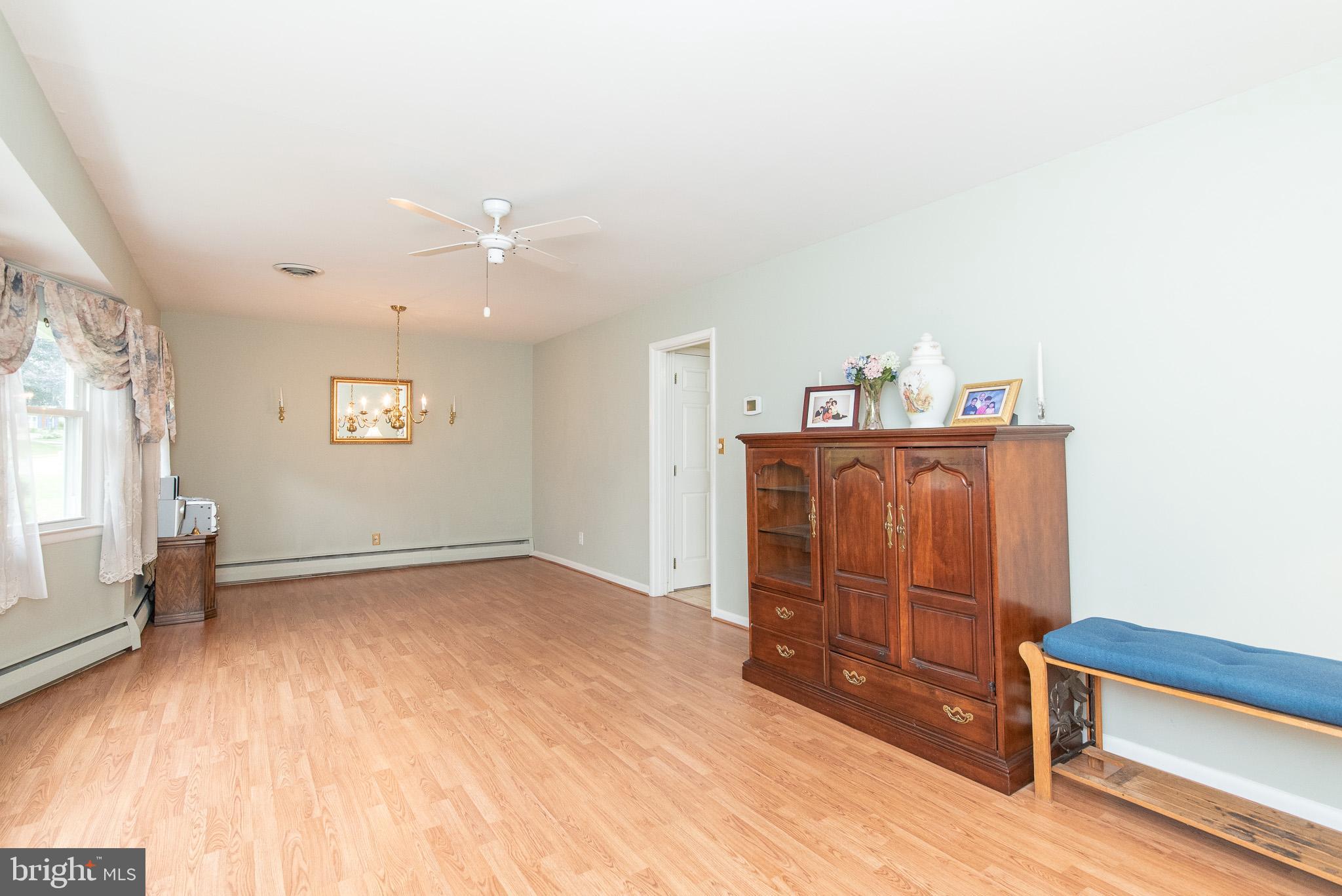 922 Starbit Road Baltimore, MD 21286 - Photo 10 of 31 Living room /dining room