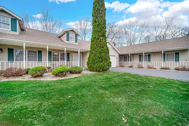 a view of a yard in front of house