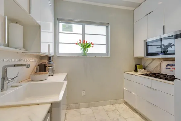 $3,500 | 739 11th Street, Unit 12, Miami Beach, FL 33139