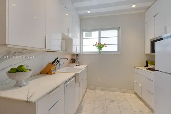 $3,500 | 739 11th Street, Unit 12, Miami Beach, FL 33139