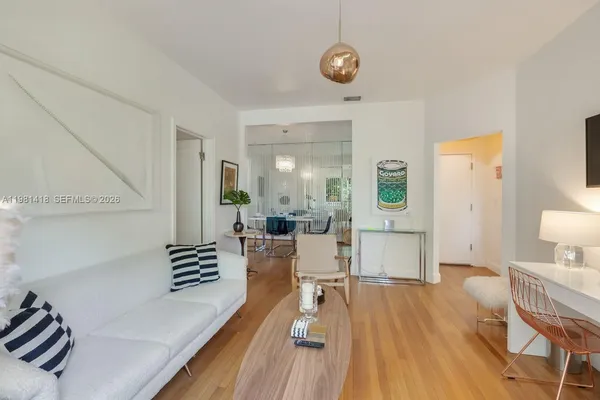 $3,500 | 739 11th Street, Unit 12, Miami Beach, FL 33139