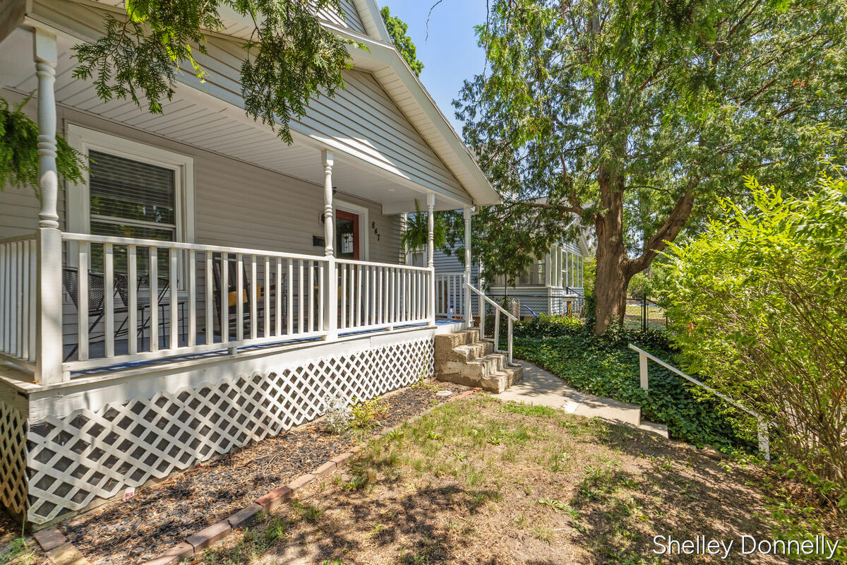 847 Innes Street Northeast Grand Rapids, MI 49503 - Photo 3 of 48 847-Innes_003