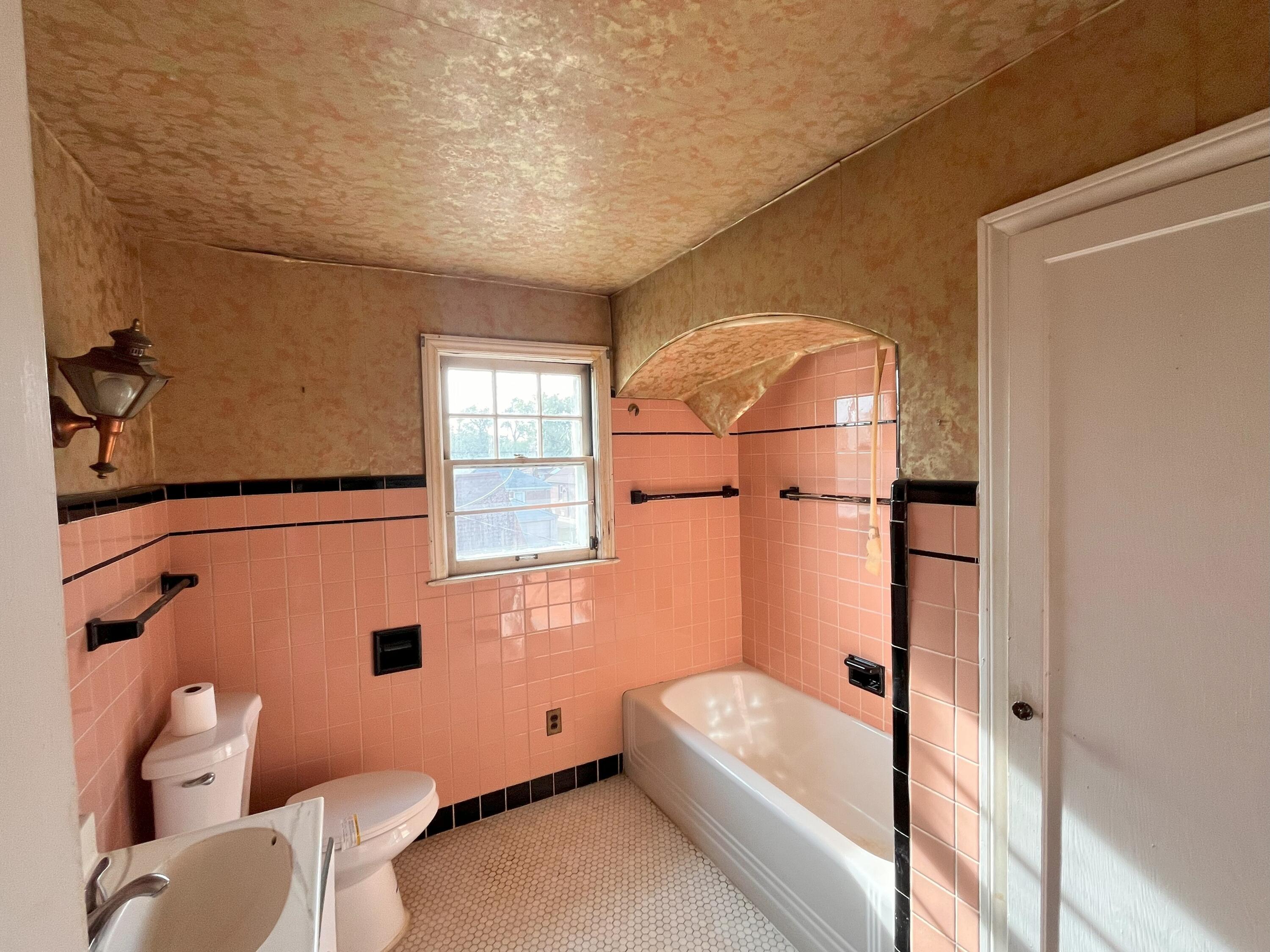 9909 Coyle Street Detroit, MI 48227 - Photo 10 of 26 9909 Coyle Main Bathroom 2