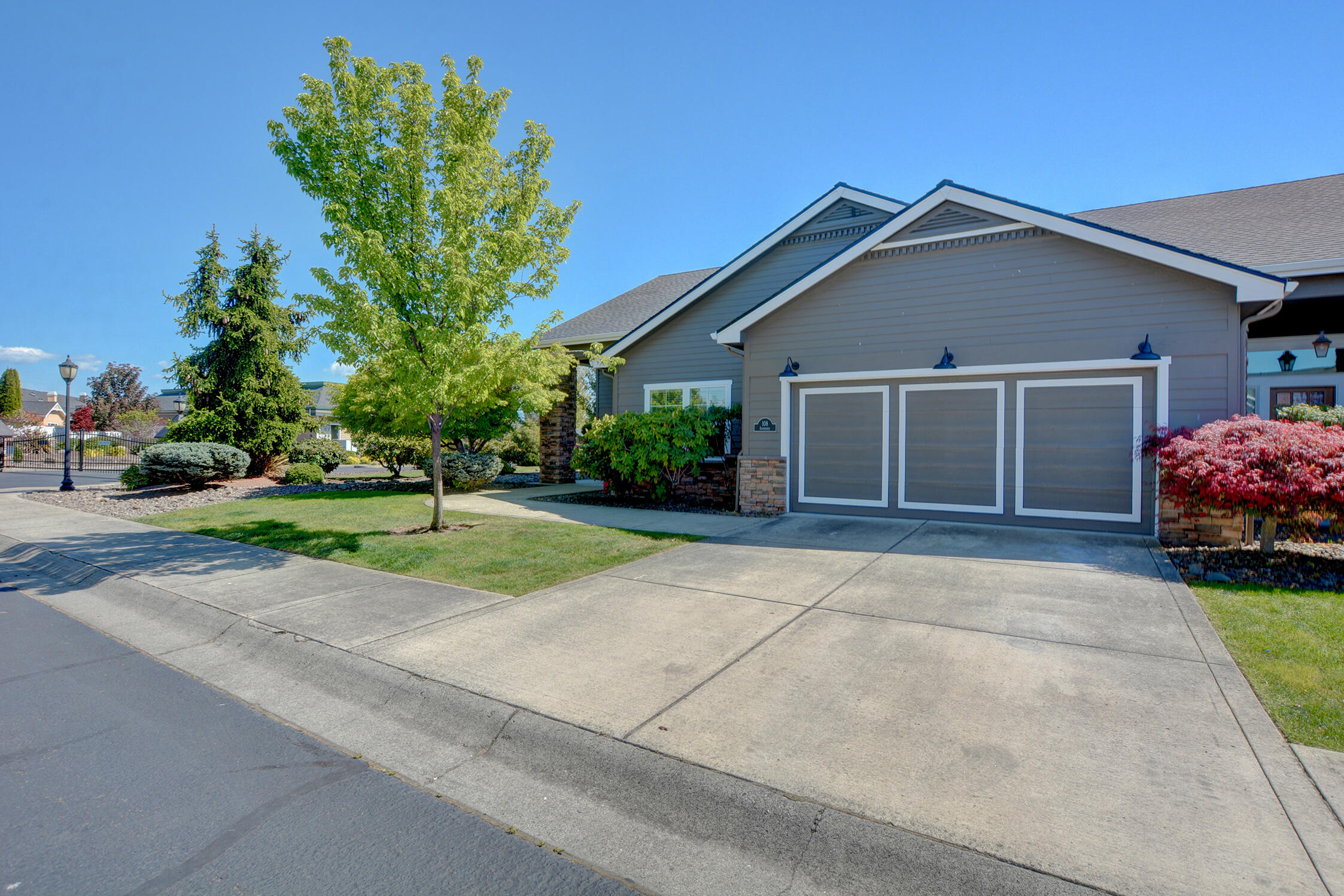 108 Sandridge Way Eagle Point, OR 97524 - Photo 2 of 55 DSC_6098_099_100Interior Custom Settings