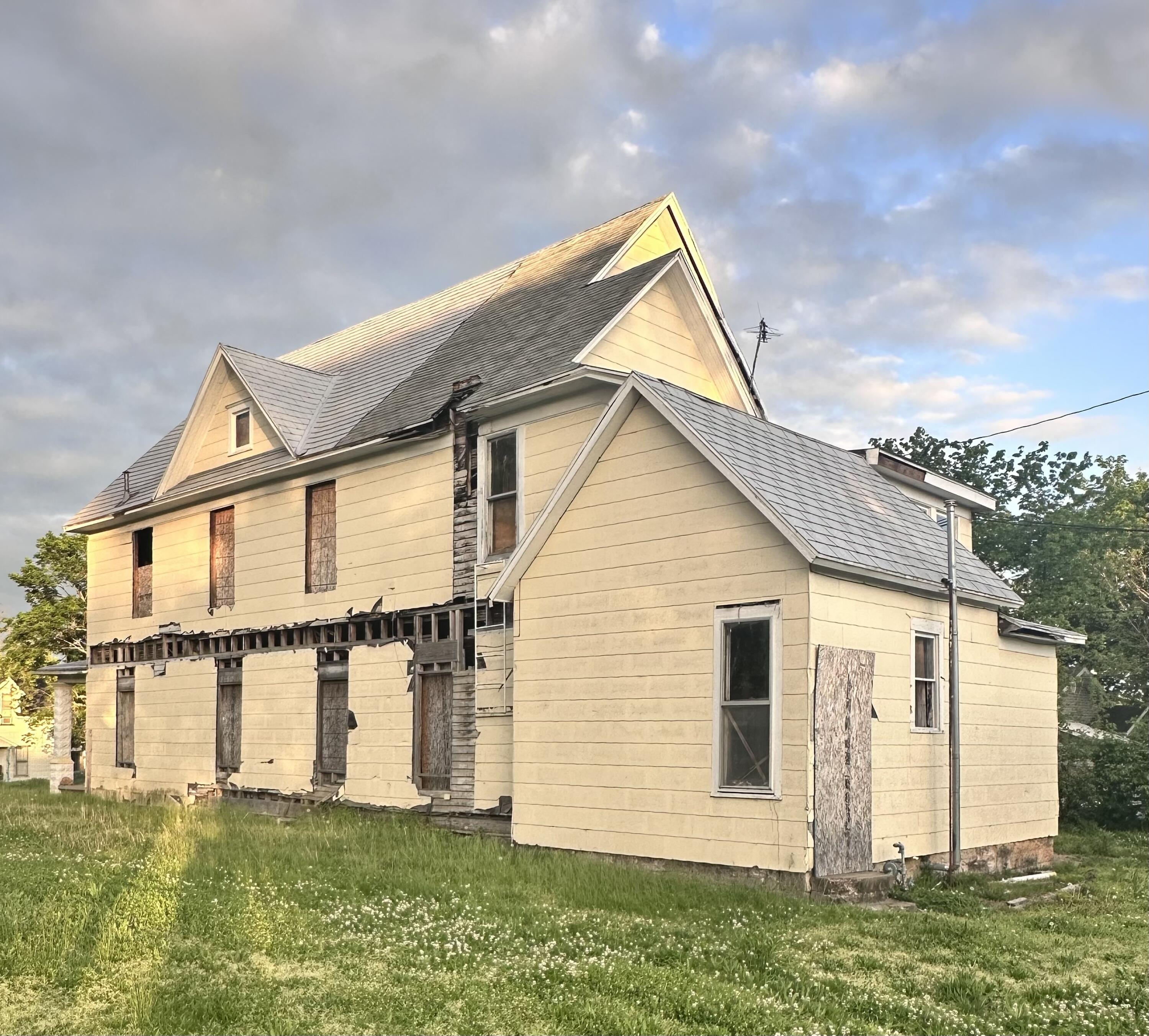 304 6th Street Monett, MO 65708 - Photo 2 of 6 IMG_3424