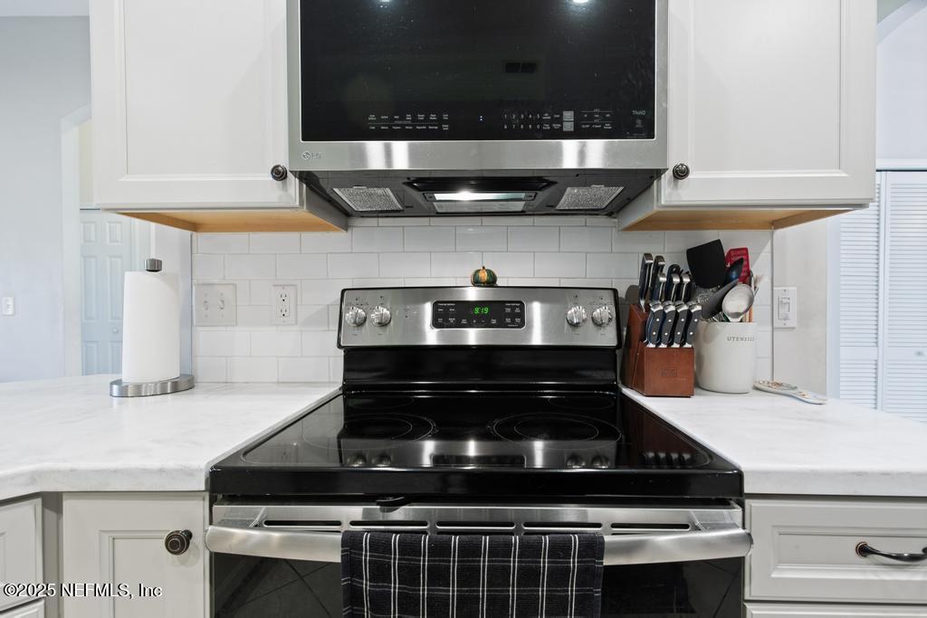 10944 Lothmore Road Jacksonville, FL 32221 - Photo 22 of 85 a close view of stove
