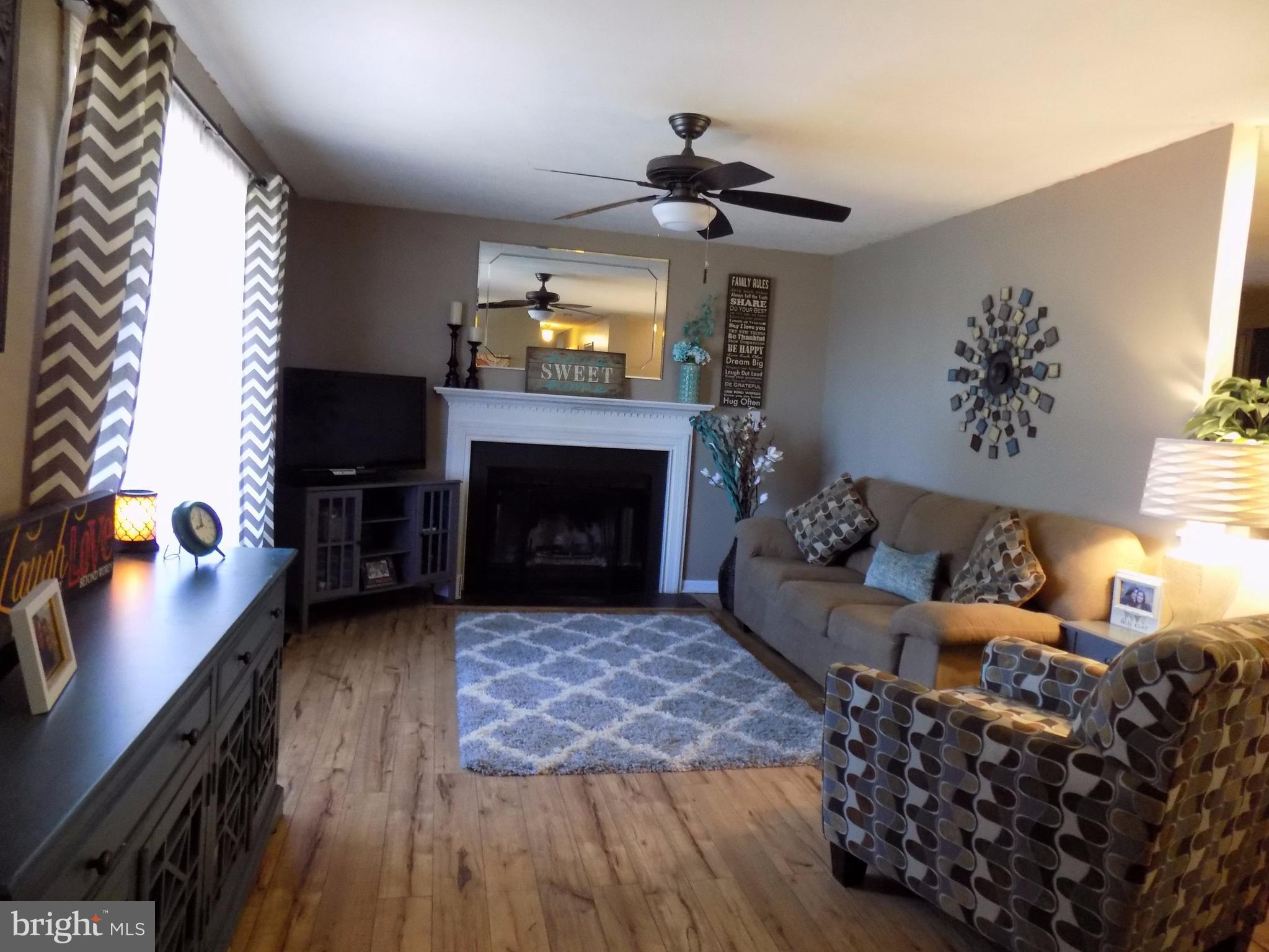 31 Cliffside Road Linden, VA 22642 - Photo 2 of 29 Living Room