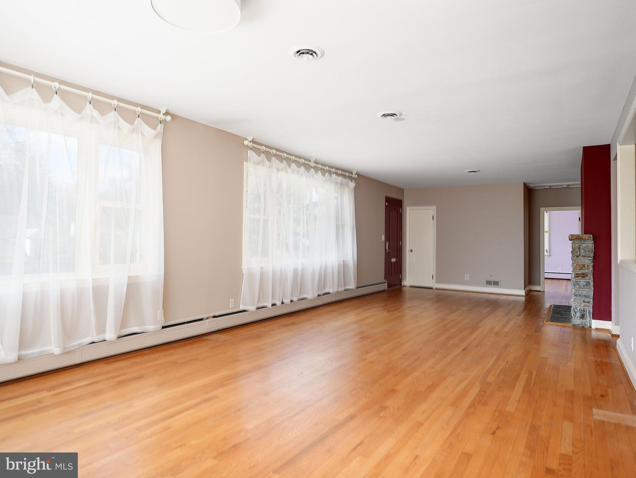 5511 Greenleaf Road Baltimore, MD 21210 - Photo 8 of 45 Living Room