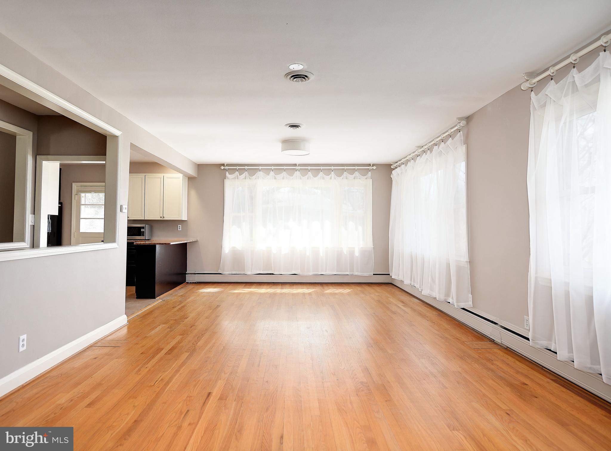 5511 Greenleaf Road Baltimore, MD 21210 - Photo 9 of 45 Living / Dining Room