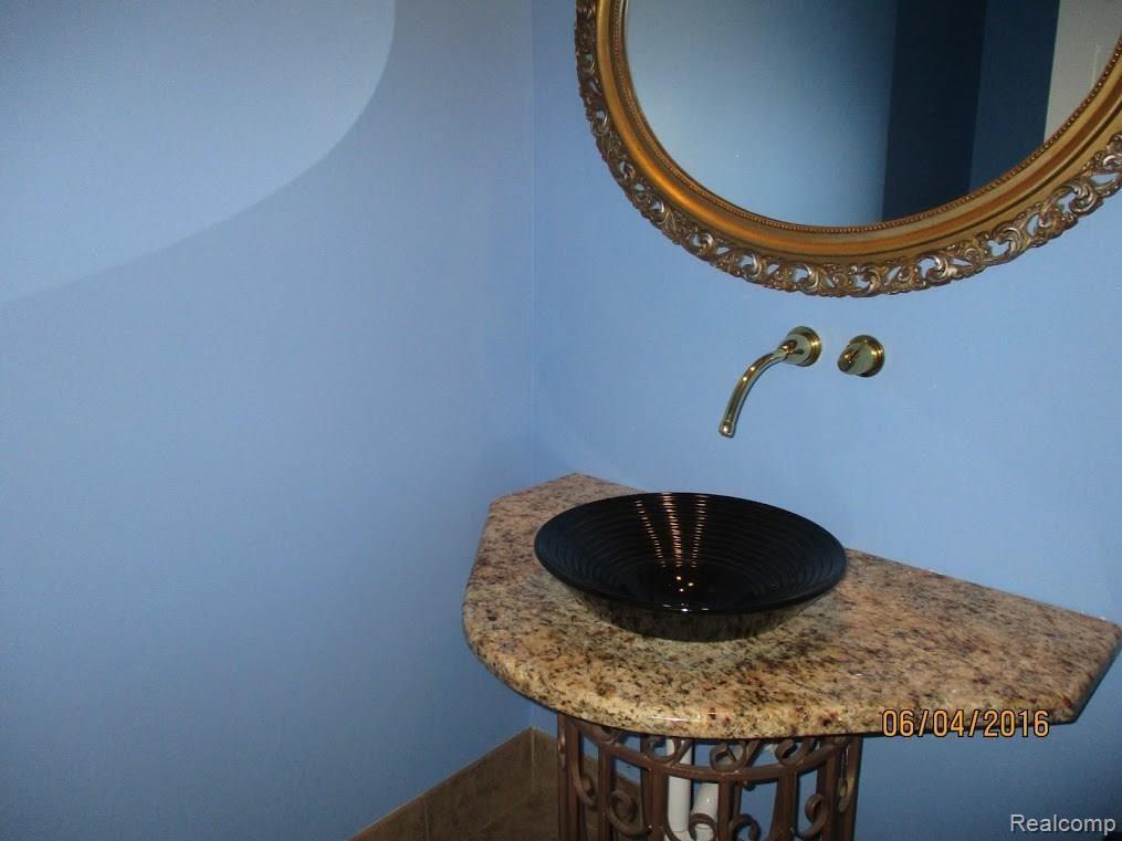 25809 Farmington Road Farmington, MI 48335 - Photo 25 of 32 b8cb93be-1926-4155-b7c4-2da7158b440e.jpg