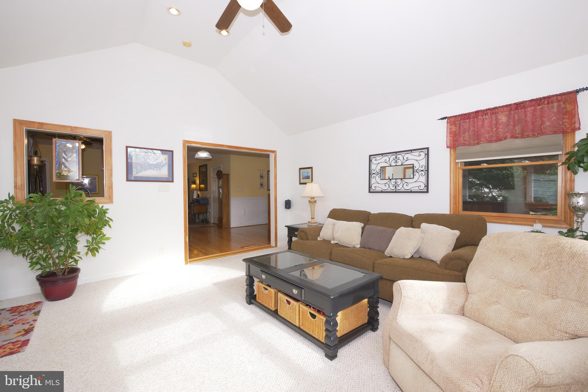 24101 Welsh Road Gaithersburg, MD 20882 - Photo 16 of 46 Main Level - Living Room