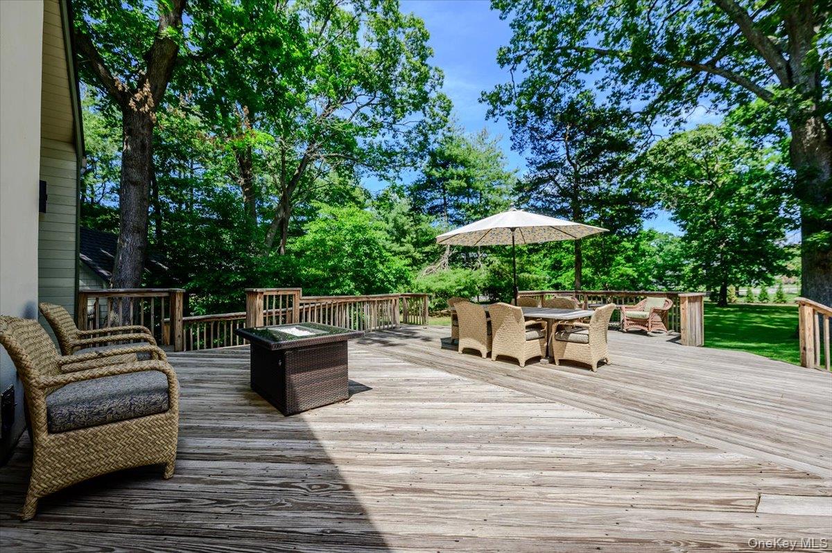 33 Meadowfarm Road East Islip, NY 11730 - Photo 31 of 41