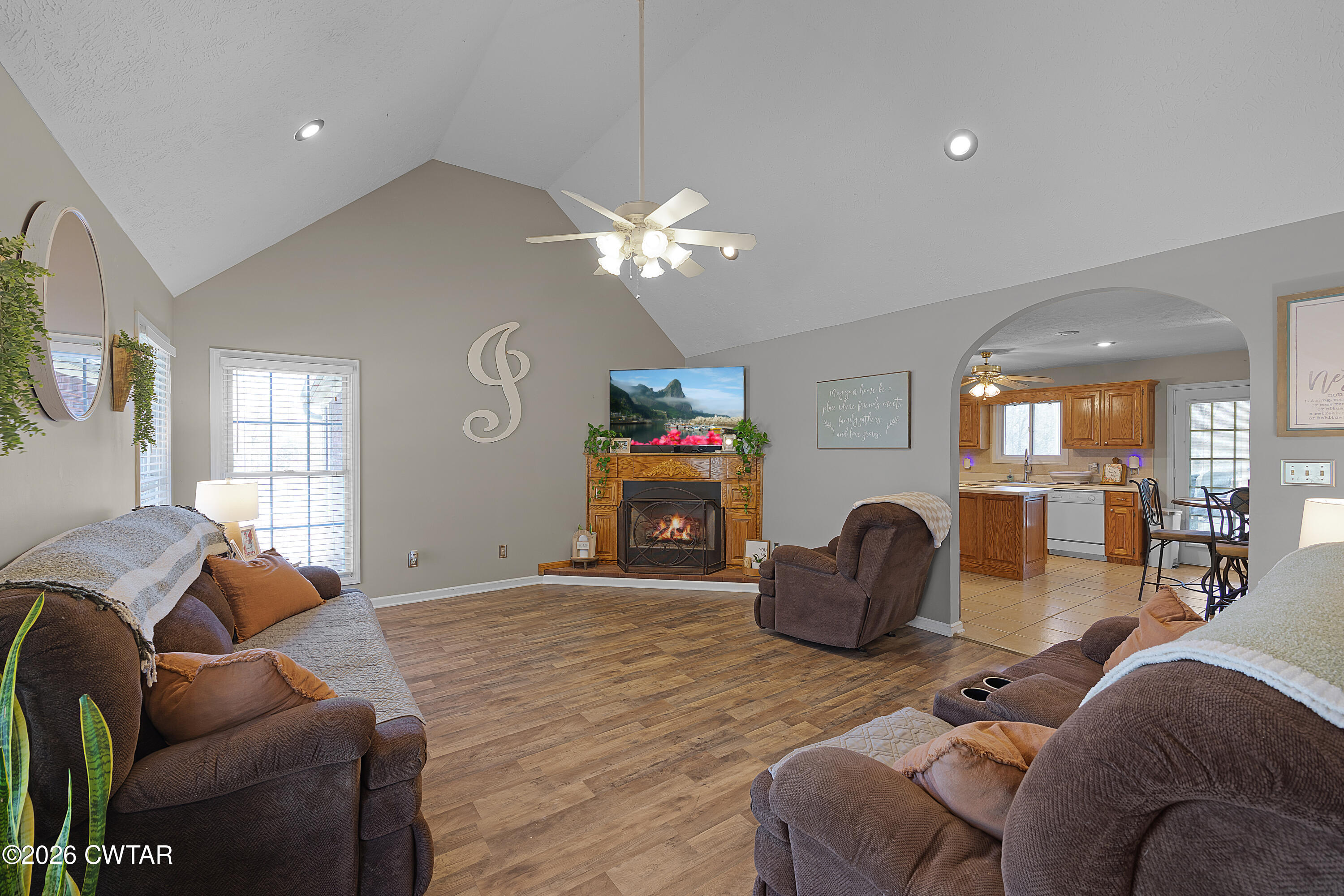 184 Deep Gap Road Jackson, TN 38301 - Photo 2 of 31 a living room with furniture and a window