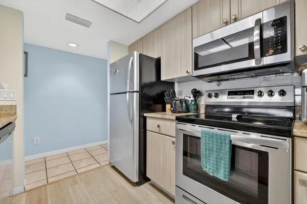 $649,900 | 429 Northeast Tradewind Lane, Unit 303, Jensen Beach, FL 34957