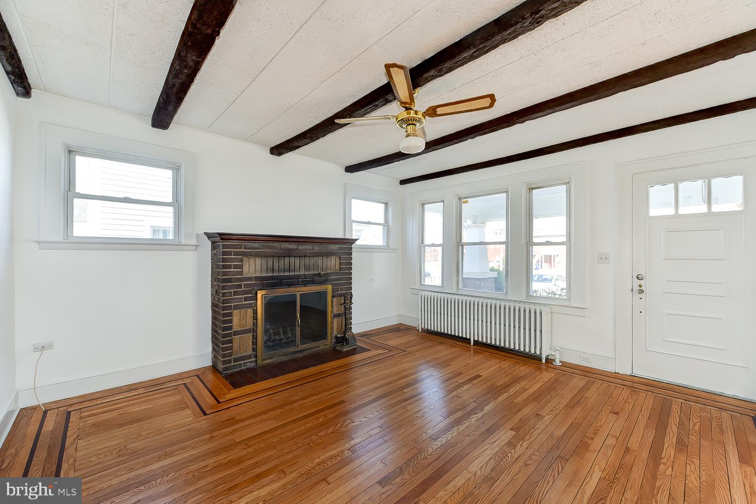 824 South Glebe Road Arlington, VA 22204 - Photo 2 of 54 Front living room