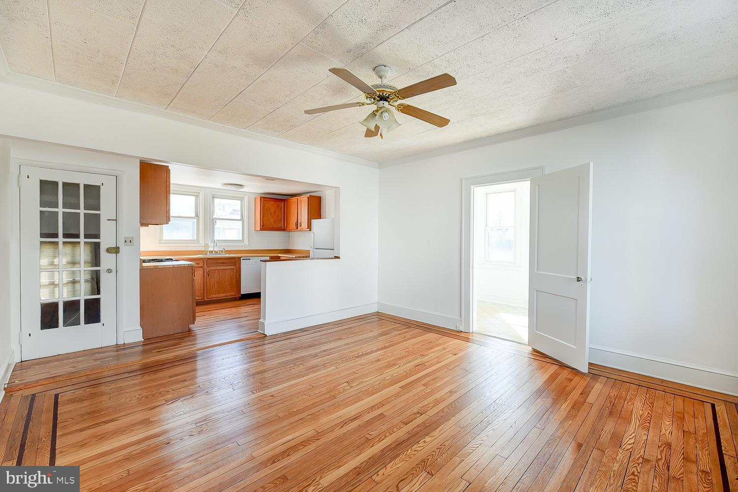 824 South Glebe Road Arlington, VA 22204 - Photo 7 of 54 living/ dining room