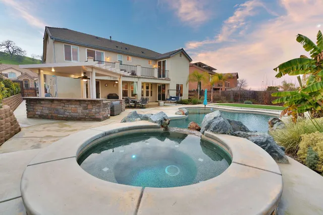a view of an house with backyard and garden