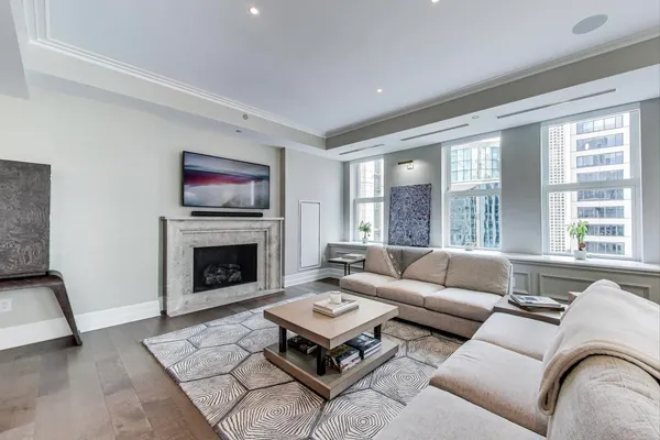 $3,800,000 | 435 North Michigan Avenue, Unit 1105, Chicago, IL 60611